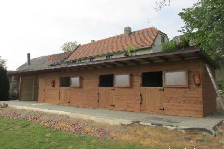 Trojboxy se sedlovnou a seníkem