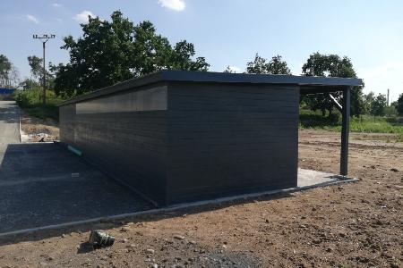 Trojboxy se sedlovnou a seníkem